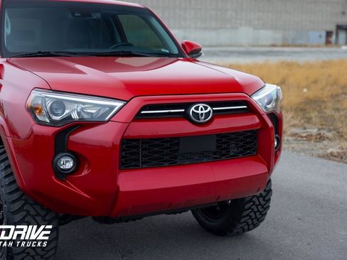 Used 2022 Toyota 4Runner SR5 Premium image 3