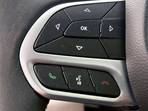 Used 2022 Chrysler Pacifica Limited FWD image 24