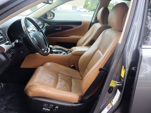 Used 2014 Lexus LS 460 AWD w/ Comfort Package image 19