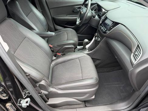 Used 2020 Chevrolet Trax LT w/ LT Convenience Package FWD image 14