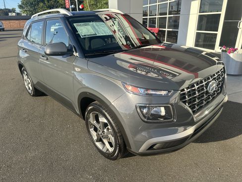 Used 2025 Hyundai Venue SEL FWD image 2