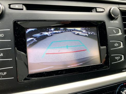 Used 2019 Toyota Highlander LE AWD/4WD image 29
