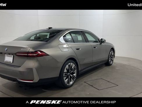 Used 2025 BMW 530i w/ Premium Package image 8