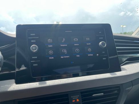 Certified 2025 Volkswagen Jetta SE FWD image 21