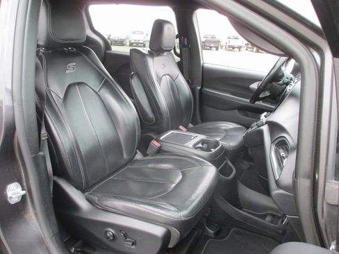 Used 2019 Chrysler Pacifica Touring-L Plus w/ Advanced Safetytec Group image 18