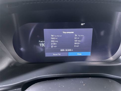 Used 2023 Volvo XC40 B5 Core image 12