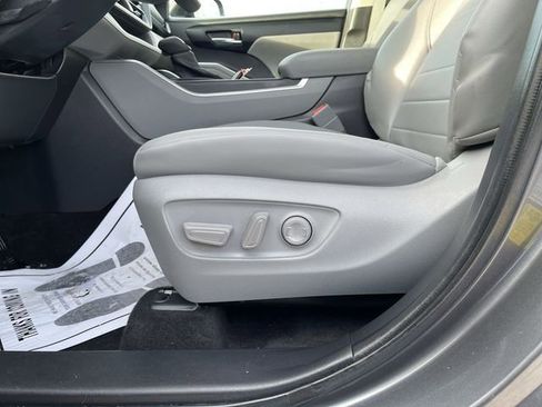 Certified 2022 Toyota Highlander XLE image 13