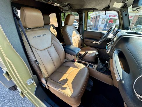 Used 2013 Jeep Wrangler Unlimited Rubicon w/ Dual Top Group AWD/4WD image 12