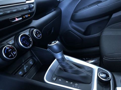 Used 2025 Hyundai Venue SEL image 30