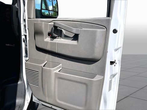 Used 2017 Chevrolet Express 3500 RWD image 20