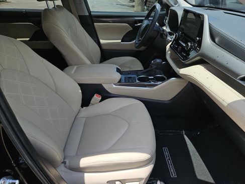 Used 2024 Toyota Highlander Platinum FWD image 34