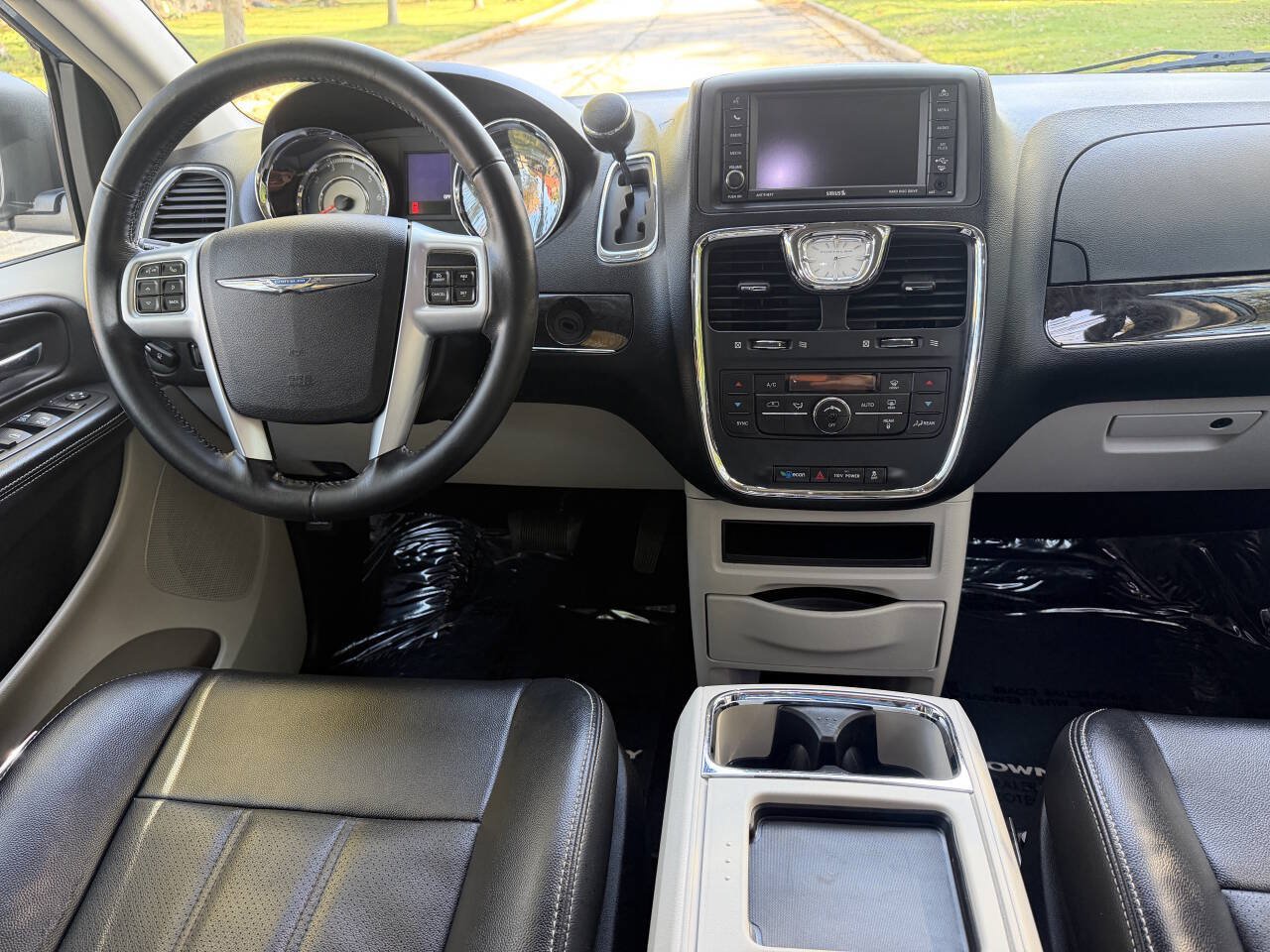 Used 2012 Chrysler Town & Country Touring w/ Entertainment Group #1 FWD image 17