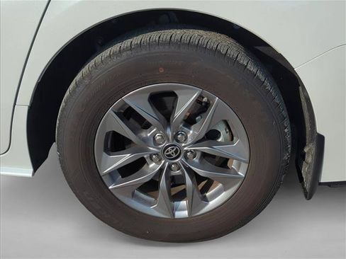 Used 2025 Toyota Sienna XLE FWD image 6