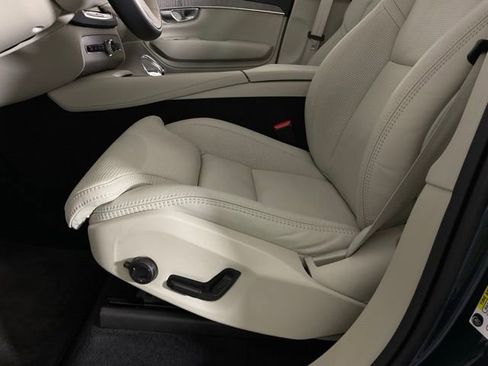 Certified 2024 Volvo XC90 T8 Ultimate w/ Protection Package Premier image 29