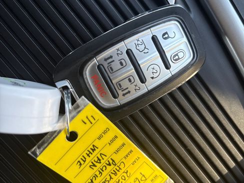 Used 2023 Chrysler Pacifica Touring-L image 23