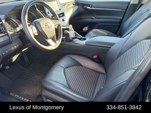 Used 2021 Toyota Camry SE image 2