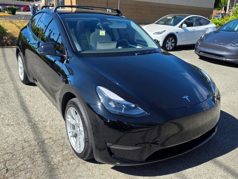 Used 2025 Tesla Model Y Long Range AWD/4WD image 3