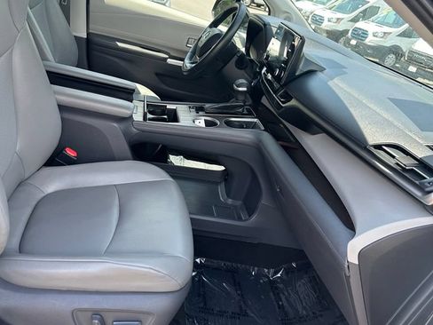 Used 2021 Toyota Sienna XLE w/ XLE Plus Package FWD image 37