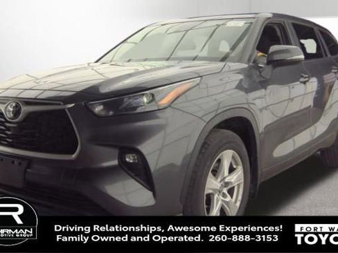 Used 2024 Toyota Highlander LE image 3