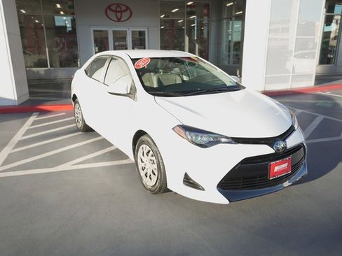 Used 2019 Toyota Corolla LE image 3