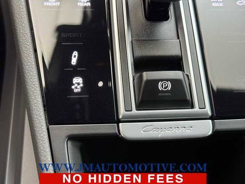 Used 2023 Porsche Cayenne Platinum Edition image 33