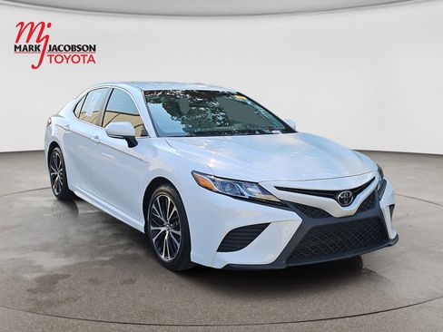 Used 2018 Toyota Camry SE w/ Convenience Package FWD image 3