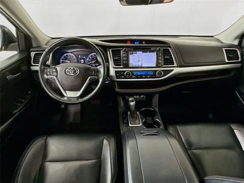 Used 2019 Toyota Highlander XLE AWD/4WD image 32
