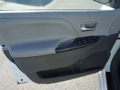 Used 2016 Toyota Sienna LE image 13