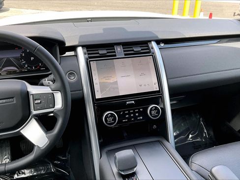 Certified 2025 Land Rover Discovery S AWD/4WD image 6