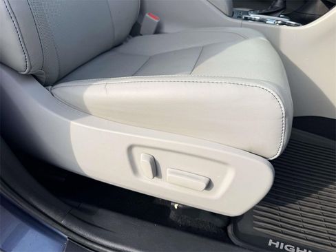 Used 2015 Toyota Highlander Limited image 12