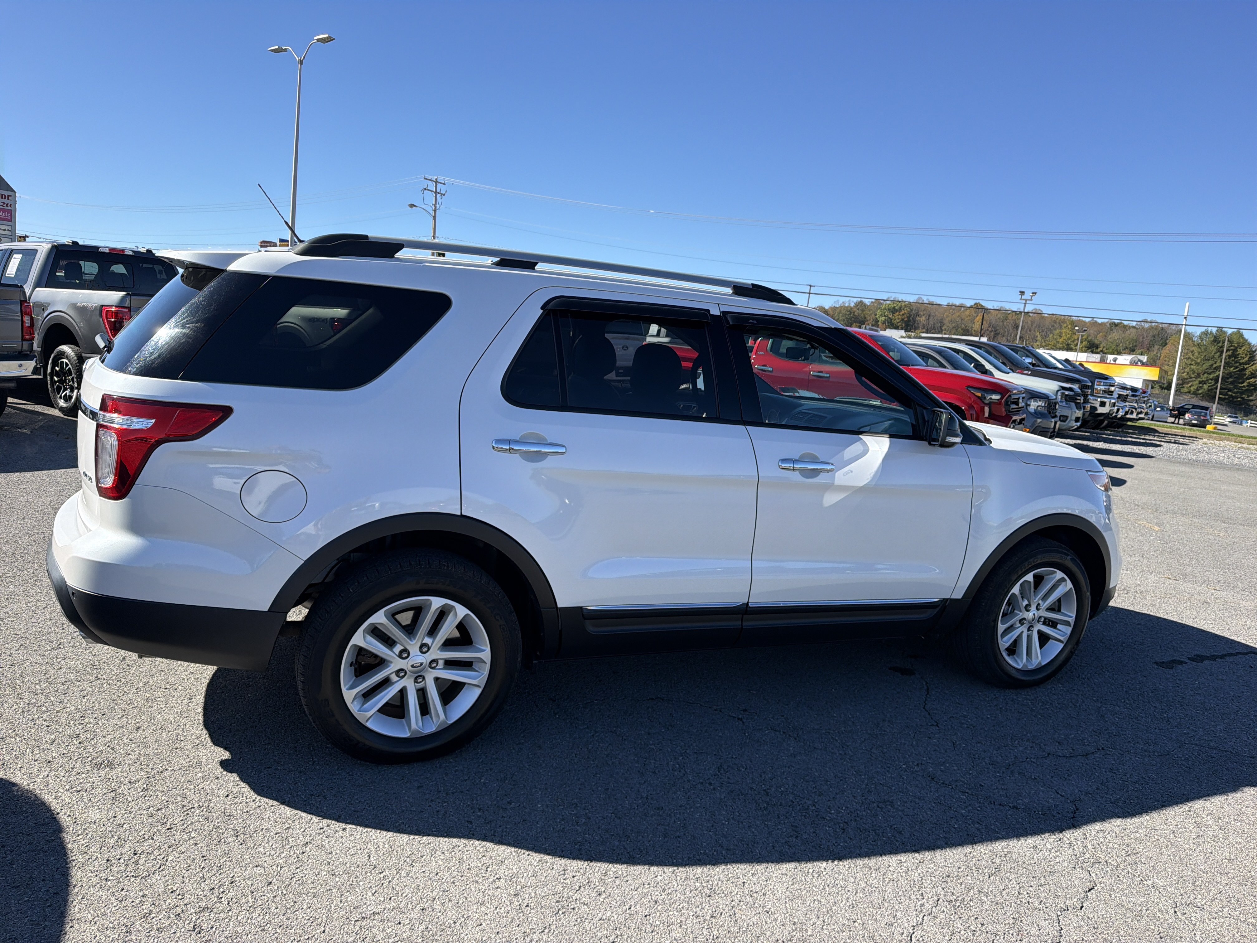 Used 2014 Ford Explorer XLT AWD/4WD image 3