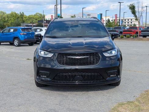 Used 2025 Chrysler Pacifica Limited FWD image 8