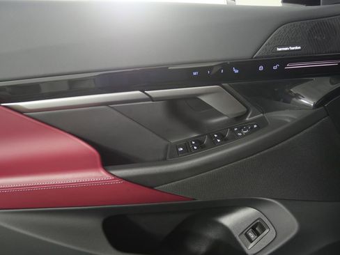 Used 2025 BMW 530i image 8