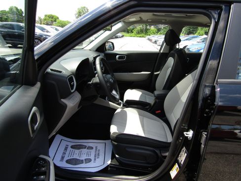 Used 2024 Hyundai Venue SEL image 17