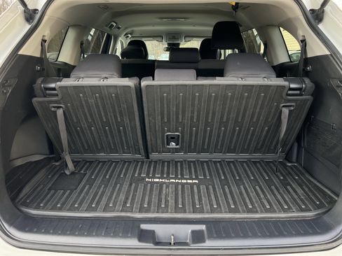 Used 2020 Toyota Highlander L image 29