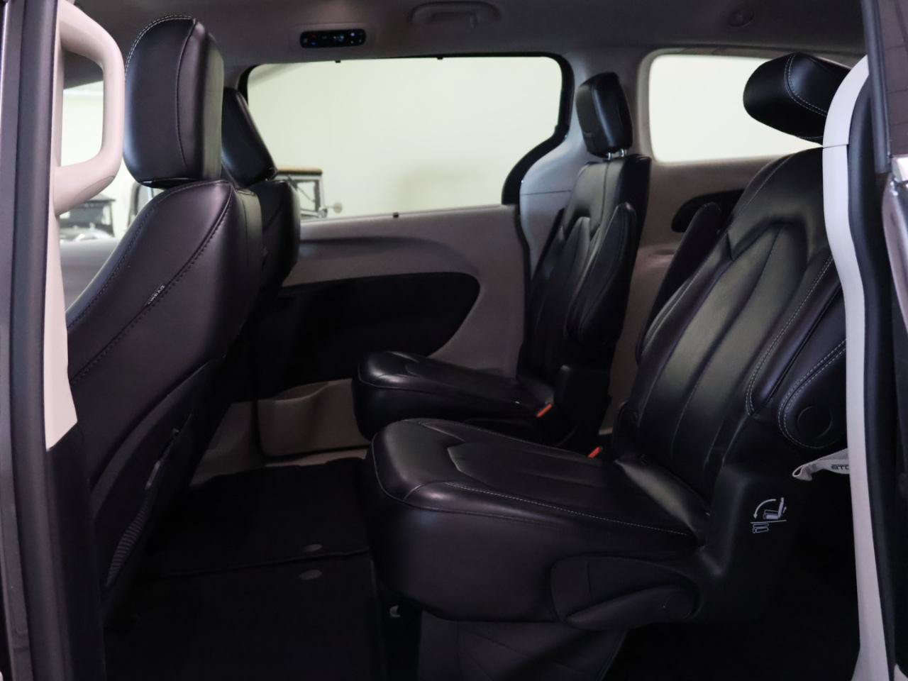 Used 2025 Chrysler Pacifica Select FWD image 30