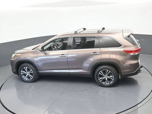 Used 2019 Toyota Highlander LE FWD image 46