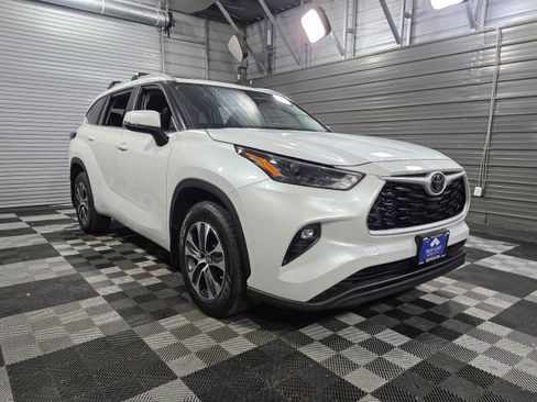 Used 2023 Toyota Highlander XLE image 4