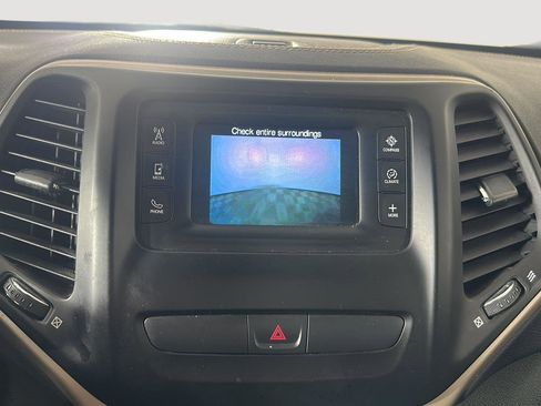 Used 2017 Jeep Cherokee Latitude FWD image 12