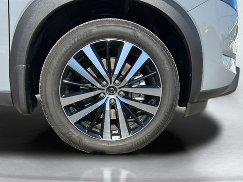 Used 2025 Nissan Pathfinder Platinum FWD image 40