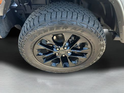 Used 2025 Jeep Gladiator Sport AWD/4WD image 9