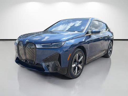 Used 2023 BMW iX xDrive50 w/ Sport Package AWD/4WD image 7