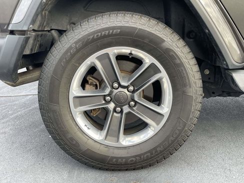 Used 2019 Jeep Wrangler Unlimited Sahara AWD/4WD image 9