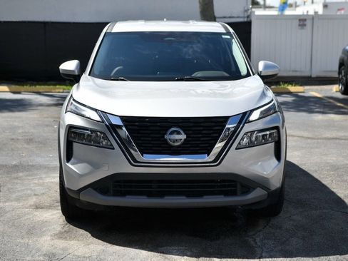 Used 2023 Nissan Rogue SV image 2