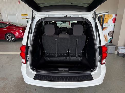 Used 2018 Dodge Grand Caravan SE FWD image 14