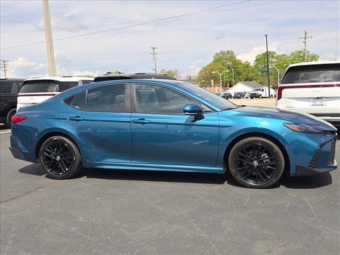 Used 2025 Toyota Camry SE w/ Convenience Package image 2