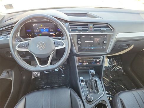 Used 2022 Volkswagen Tiguan SE w/ Panoramic Sunroof Package image 8