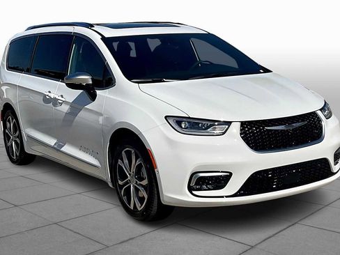 New 2026 Chrysler Pacifica Pinnacle image 2
