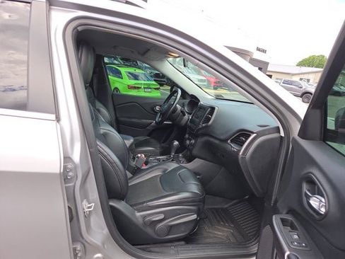 Used 2019 Jeep Cherokee Latitude Plus AWD/4WD image 14