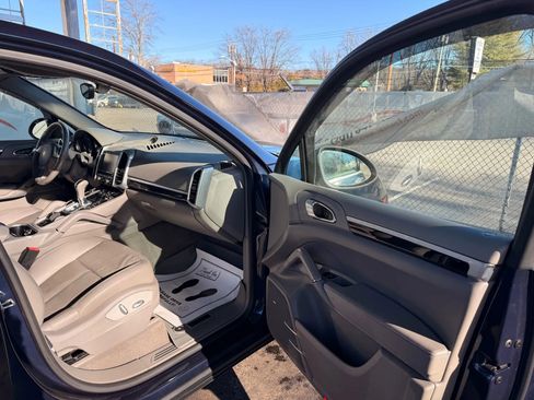Used 2014 Porsche Cayenne Platinum Edition image 21